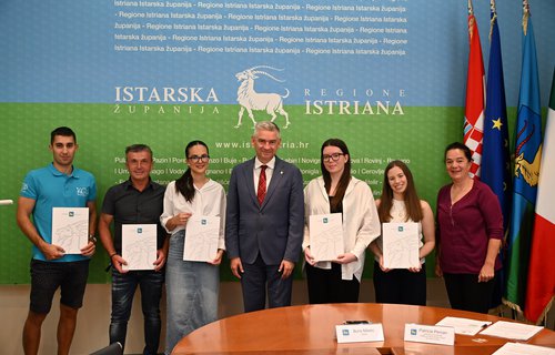Župan Miletić potpisao ugovore s medicinskim stipendistima Istarske županije: „Znanje je najveća vrijednost koju vam nitko ne može oduzeti“
