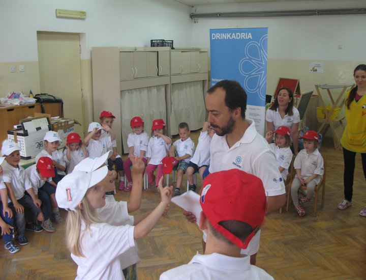 I bambini hanno imparato l'importanza di risparmiare l'acqua potabile