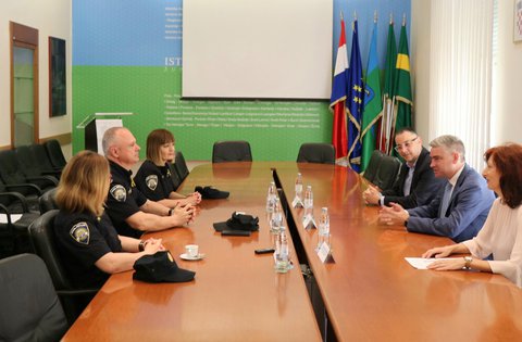 Župan Boris Miletić primio djelatnike PU Istarske povodom osvajanja nagrade za projekt „Policija poručuje: zaštitimo naše noniće“