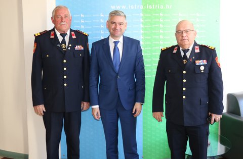 Il presidente Miletić ha ringraziato Klaudio Karlović per il suo grande contributo ai vigili del fuoco