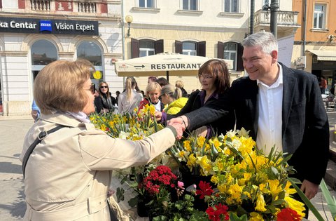 Župan Miletić i zamjenica Antić sudjelovali u humanitarnoj akciji Dan narcisa u Puli