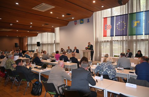L’Assemblea della Regione Istriana chiede il ritiro della decisione sui rifiuti provenienti da Gospić e istituisce un Gruppo di lavoro per il monitoraggio della qualità dell’aria a Koromačno