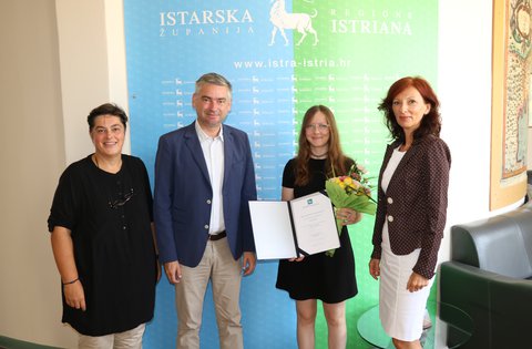 Il presidente Miletić ha consegnato una polizza con l'assicurazione a vita alla beneficiaria del Centro di affido Ruža Petrović