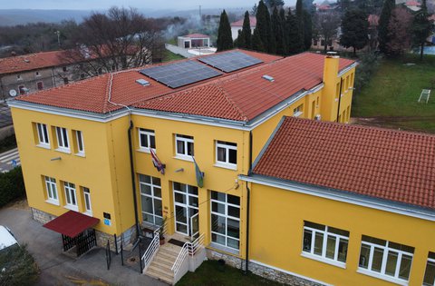 Završena ugradnja fotonaponskih elektrana na školama u Vižinadi i Kanfanaru