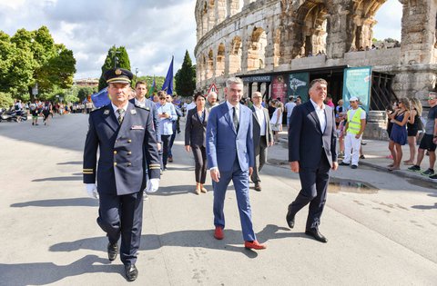 Celebrate la Giornata della vittoria Giornata della vittoria e del ringraziamento e la Giornata dei difensori croati