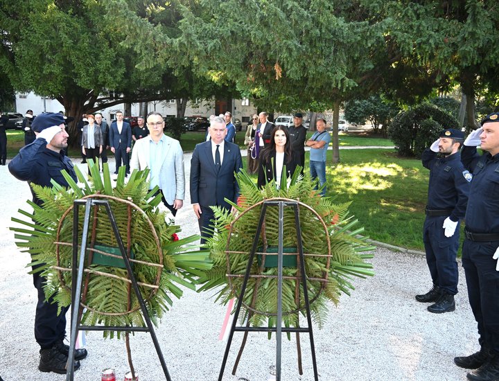 In occasione della Giornata della Polizia il presidente della Regione Boris Miletić, insieme ai suoi collaboratori, ha deposto corone di fiori presso i monumenti commemorativi