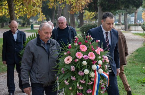 Corone di fiori in occasione della festa di Ognissanti e del Giorno dei morti