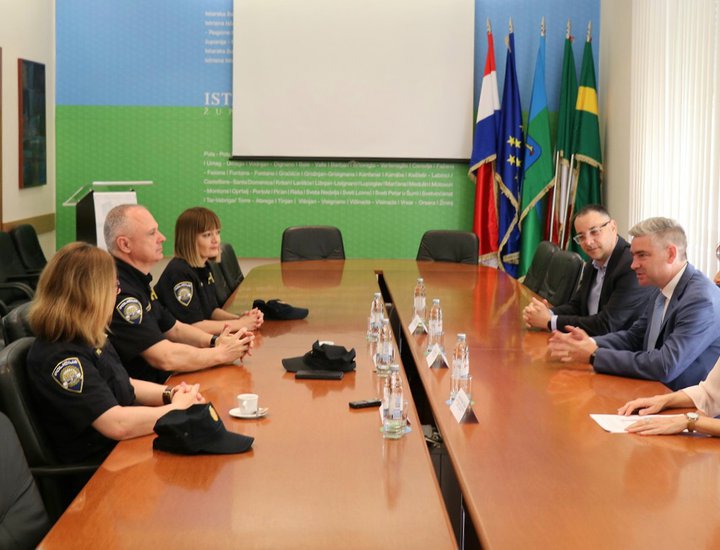 Il presidente Boris Miletić ha ricevuto i dipendenti della Questura istriana che hanno vinto il premio „Policija poručuje: zaštitimo naše noniće“ (La polizia consiglia: proteggiamo i nostri nonni"