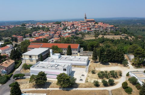 Sono in corso numerosi investimenti capitali nelle scuole regionali