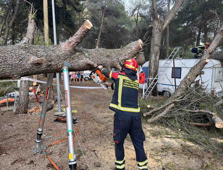 Dino Kozlevac, županijski vatrogasni zapovjednik: 206 osoba s 52 vozila raznih namjena vrlo uspješno je sudjelovalo na intervenciji u Novigradu u otklanjanju posljedica velikog nevremena